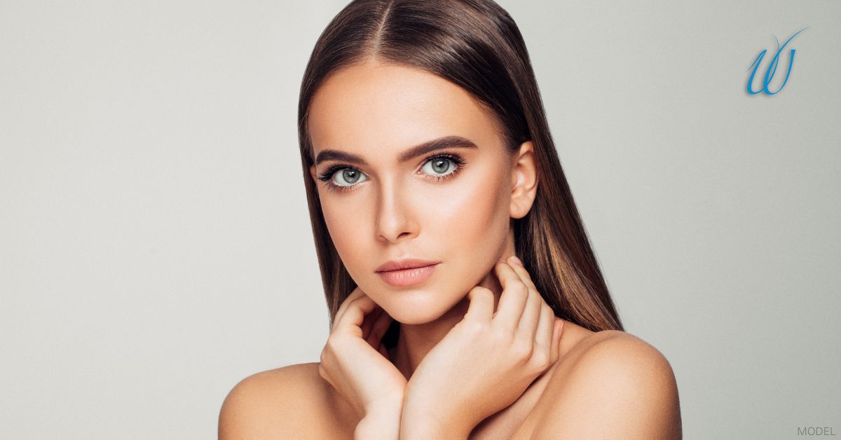 Woman posing with her hands around the neck. (MODEL)